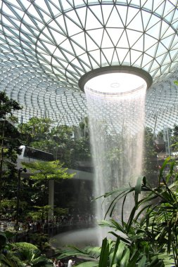 Singapur Jewel Changi Havalimanı 'ndaki Yağmur Girdabı şelalesinin yakın görüntüsü (Temmuz 2024' te çekildi.)