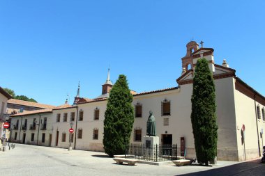 Alcala Katedrali yakınlarındaki cadde (Temmuz 2024 'te çekildi)