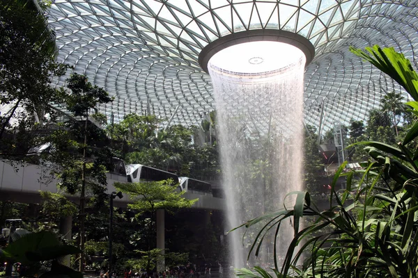 Singapur Jewel Changi Havalimanı 'ndaki Yağmur Girdabı şelalesinin yakın görüntüsü (Temmuz 2024' te çekildi.)