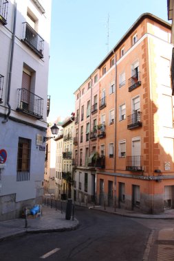 Catedral de Santa Mara la Real de la Almudena 'nın giriş kapısı Madrid, İspanya, Temmuz 2024