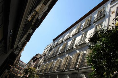 Catedral de Santa Mara la Real de la Almudena 'nın giriş kapısı Madrid, İspanya, Temmuz 2024