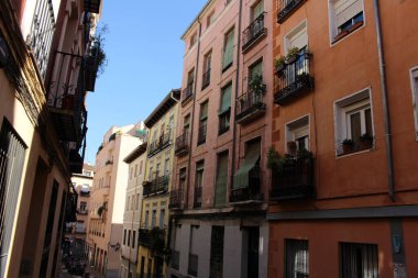 Catedral de Santa Mara la Real de la Almudena 'nın giriş kapısı Madrid, İspanya, Temmuz 2024