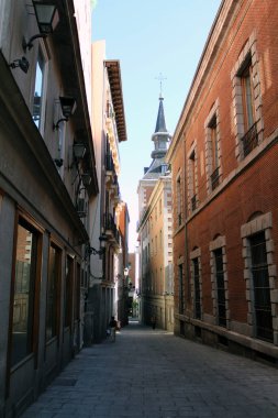 Catedral de Santa Mara la Real de la Almudena 'nın giriş kapısı Madrid, İspanya, Temmuz 2024
