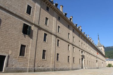İspanya 'daki El Escorial Manastırı Duvarı açık mavi gökyüzü altında, Temmuz 2024