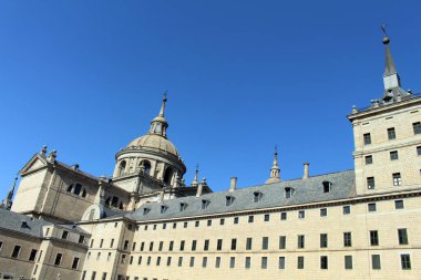 İspanya 'daki El Escorial Manastırı' nın dışı açık mavi gökyüzü altında, Temmuz 2024