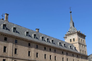 İspanya 'daki El Escorial Manastırı Duvarı açık mavi gökyüzü altında, Temmuz 2024