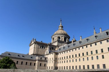 İspanya 'daki El Escorial Manastırı' nın dışı açık mavi gökyüzü altında, Temmuz 2024