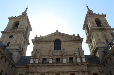 İspanya 'da Temmuz 2024' te El Escorial kompleksinin içindeki kilise sunağı.