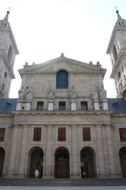 İspanya 'daki El Escorial manastırının avlusunda, açık mavi gökyüzü altında, Temmuz 2024