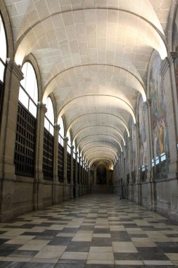 İspanya 'daki El Escorial manastırının içindeki kemer berrak mavi gökyüzünün altında, Temmuz 2024