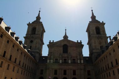 İspanya 'daki El Escorial avlusunda, açık mavi gökyüzü altında, Temmuz 2024