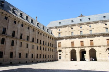 İspanya 'daki El Escorial manastırının avlusunda, açık mavi gökyüzü altında, Temmuz 2024