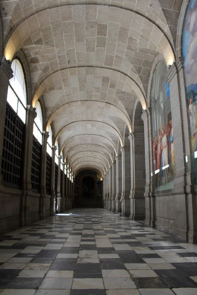 İspanya 'daki El Escorial manastırının içindeki kemer berrak mavi gökyüzünün altında, Temmuz 2024