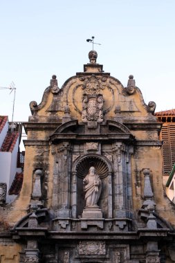 İspanya, Endülüs 'ün tarihi Cordoba kentindeki dar bir sokak. Temmuz 2024' te çekilmiş..