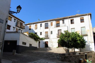 İspanya 'nın Granada kentindeki Alhambra bakış açısına (San Nicolas) giden evler ve konutlar Temmuz 2024' te çekilmiştir..