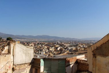 Arka plandaki çatı ve dağ, Granada İspanya, Temmuz 2024 'te çekildi..