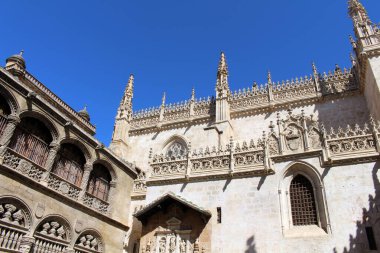 Temmuz 2024 'te Granada Kraliyet Kilisesi' nin dışında, katedralin yanında çekilmiş..