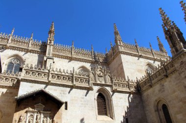 Temmuz 2024 'te Granada Kraliyet Kilisesi' nin dışında, katedralin yanında çekilmiş..