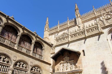 Katedralin yanındaki Granada Kraliyet Şapeli 'nin etrafındaki oymalar Temmuz 2024' te çekildi..