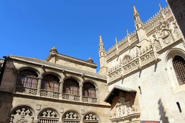 Granada Kraliyet Kilisesi 'nin karmaşık kuleleri katedralin yanında, Temmuz 2024' te fotoğraflandı..