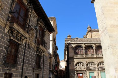 Granada Kraliyet Kilisesi 'nin karmaşık kuleleri katedralin yanında, Temmuz 2024' te fotoğraflandı..