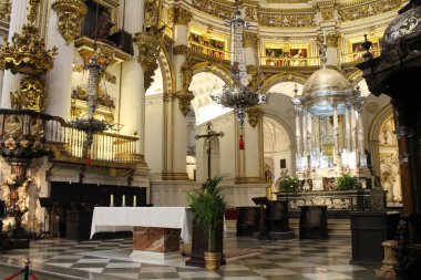 Granada Katedrali 'nin sunağı, altın kaplama ve vitraylı, Temmuz 2024' te fotoğraflandı..