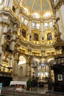 Granada Katedrali 'nin sunağı, altın kaplama ve vitraylı, Temmuz 2024' te fotoğraflandı..