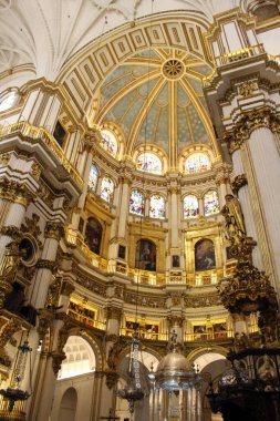 Granada Katedrali 'nin sunağı, altın kaplama ve vitraylı, Temmuz 2024' te fotoğraflandı..