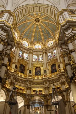 Granada Katedrali 'nin kubbesi, altın kaplamalı ve boyalı camlı, Temmuz 2024' te fotoğraflandı..