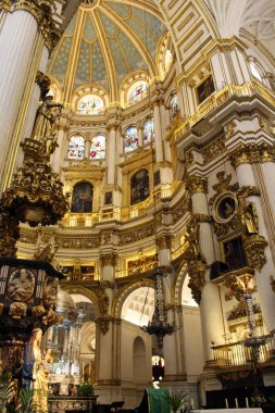 Granada Katedrali 'nin kubbesi, altın kaplamalı ve boyalı camlı, Temmuz 2024' te fotoğraflandı..
