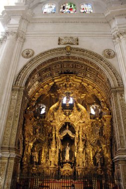 Granada Katedrali 'nde altın işlemeli ve vitraylı Mary heykeli, Temmuz 2024' te fotoğraflandı..