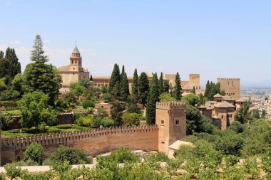 Alhambra kale kuleleri ve kilise, Granada, Temmuz 2024, UNESCO sahası