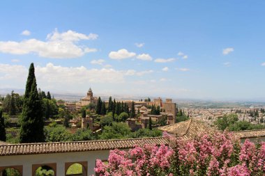 Bir noktadan itibaren kilise ve şehir, Granada, İspanya Temmuz 2024
