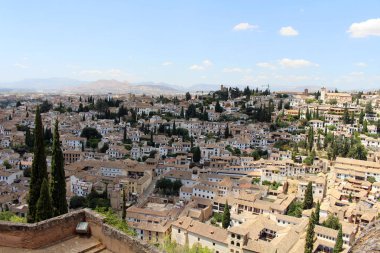 Arka plandaki Granada şehri ve dağı, Temmuz 2024 'te İspanya' da çekildi.