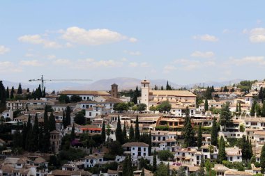 Arka plandaki Granada şehri ve dağı, Temmuz 2024 'te İspanya' da çekildi.