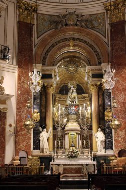 Temmuz 2024 'te İspanya' nın Valencia kentindeki Basilica de la Virgen de los Desamparados 'da barok dini sanat ve mimari içeren sunak ve kubbe..