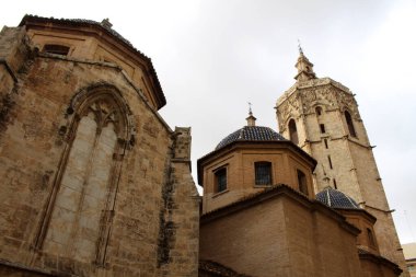 Valensiya Katedrali tarihi eski kasabada, Gotik mimari ve dini mirasın sergilendiği kule, Temmuz 2024 'te çekildi..