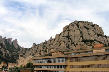Temmuz 2024 'te İspanya' nın Katalonya kentindeki büyük bir hac kilisesi olan manastır kompleksi içindeki Santa Maria de Montserrat Bazilikası.