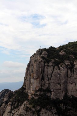 Temmuz 2024 'te İspanya' nın Katalonya kentindeki inanç ve haccı sembolize eden Montserrat Dağı 'ndaki büyük Hıristiyan haç türbesi.