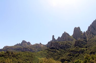 Montserrat 'ın Rocky Dağı manzarası Temmuz 2024' te İspanya 'nın Katalonya kentindeki yoldan çekildi..