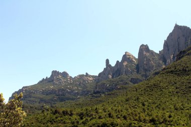 Temmuz 2024 'te İspanya' nın Katalonya kentindeki Manresa 'ya doğru yürüyen Montserrat dağlarının manzaralı manzarası.