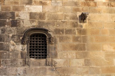 Barcelona Katedrali yakınlarındaki Gotik Mahallede Plaza de Sant Iu yazan tabelalı taş duvar, Temmuz 2024 'te çekildi..