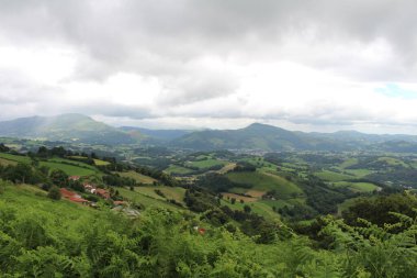 Ana yoldan ayrılıp, Camino de Santiago güzergahı boyunca Roncesvalles 'e doğru toprak bir yolda ilerlerken, Temmuz 2024' te fotoğraflandı..