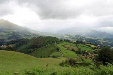 Saint-Jean-Pied-de-Port 'a giden yol tepe tarafından görüldü, Temmuz 2024' te çekildi..