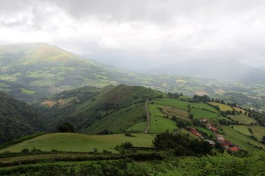 Saint-Jean-Pied-de-Port 'un manzarası bulutlu bir gökyüzü altında, Camino de Santiago boyunca, Temmuz 2024' te çekildi..