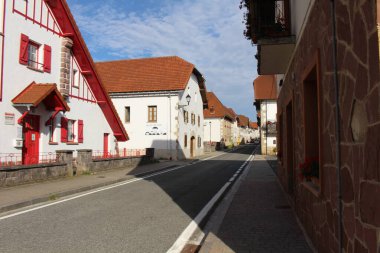 Temmuz 2024 'te, Navarre' daki Camino de Santiago rotası boyunca sessiz bir Espinal kasabasından geçen boş bir yol..