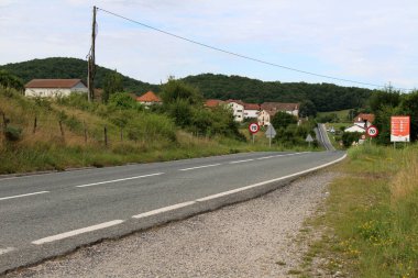 Espinal 'den sonraki bir köyü çevreleyen kırsal manzara Camino de Santiago boyunca, Temmuz 2024.