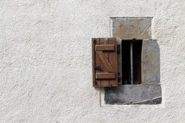 Camino de Santiago güzergahı boyunca Viscarret-Guerendiain 'de bir beyaza çevrilmiş tahta pencere. Temmuz 2024' te çekilmiş..