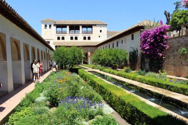 Alhambra girişi bahçe ve çeşme, Granada, İspanya Temmuz 2024