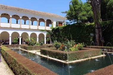 İspanya 'da turistlerle Alhambra' daki Savunma Kuleleri, Temmuz 2024